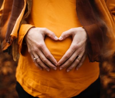 mère enceinte dans l'attente du test ADN pour le sexe du bébé